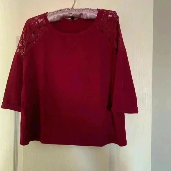 Tops - 🔥2/20$🔥warm and cozy top with lace  detail.